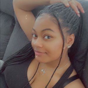 Meet your Posher, Elycia